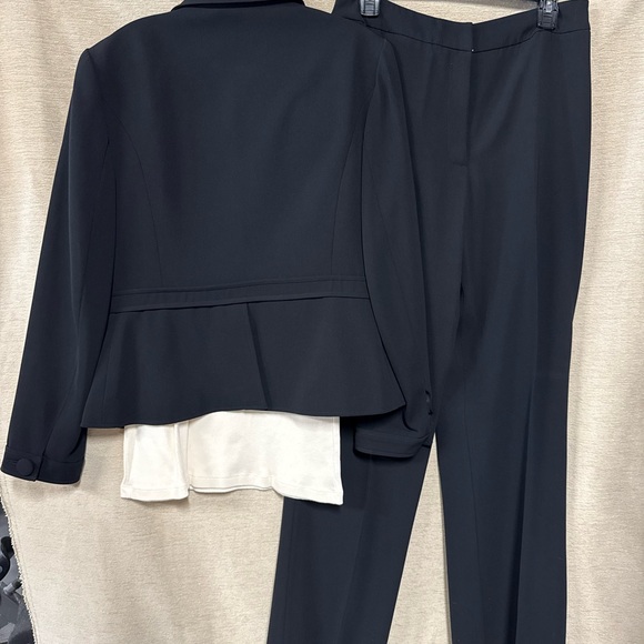 Talbots Black Women's Pantsuit 2 piece Set, size 10 - Picture 3 of 4